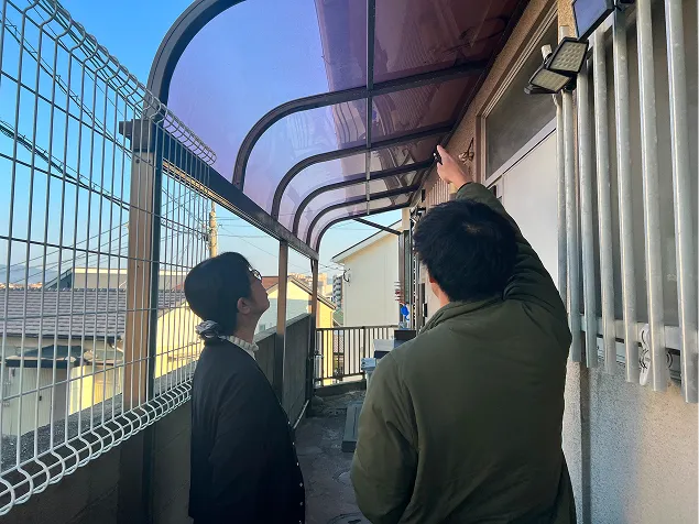 雨樋を撮影している調査員のイメージ写真。