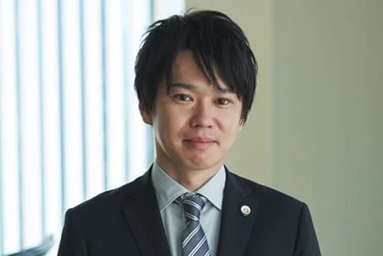 弁護士の近影写真。