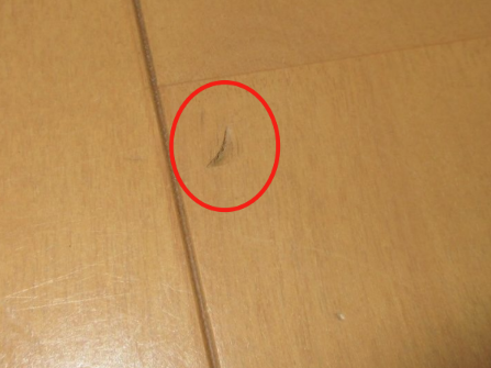 床の傷(落下による)