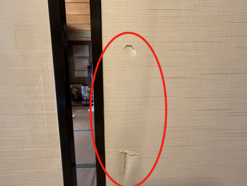 襖の破損（家具移動中）