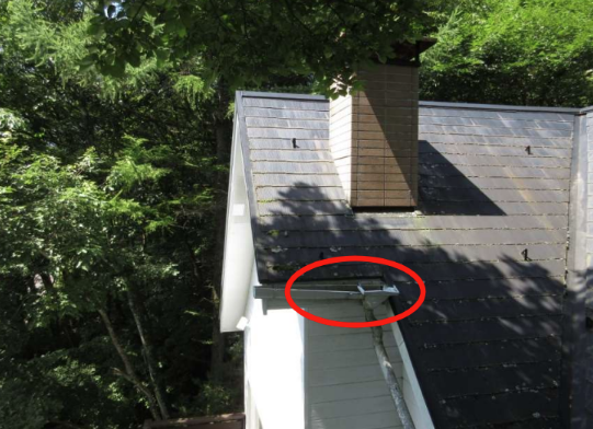 雨どいのゆがみ