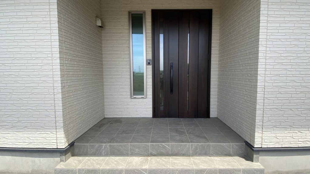 玄関ドアの破損事例と適用の注意点