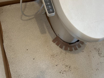 トイレで水漏れが発生し水浸し